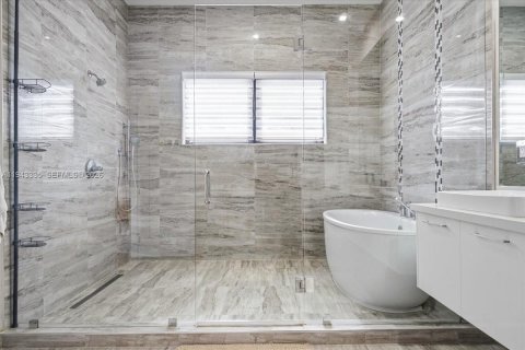 Купить виллу или дом в Дорал, Флорида 5 спален, 412.86м2, № 1999593 - фото 24