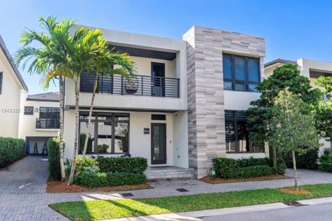 Купить виллу или дом в Дорал, Флорида 5 спален, 412.86м2, № 1999593 - фото 2