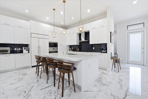 Купить виллу или дом в Дорал, Флорида 5 спален, 412.86м2, № 1999593 - фото 14