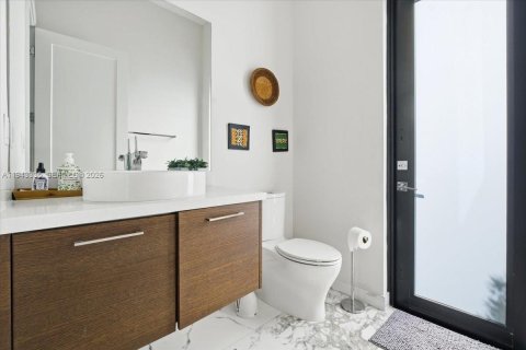 Купить виллу или дом в Дорал, Флорида 5 спален, 412.86м2, № 1999593 - фото 18