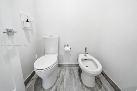 Купить виллу или дом в Дорал, Флорида 5 спален, 412.86м2, № 1999593 - фото 25