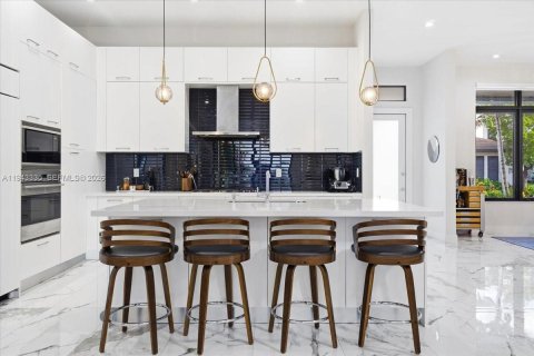 Купить виллу или дом в Дорал, Флорида 5 спален, 412.86м2, № 1999593 - фото 12