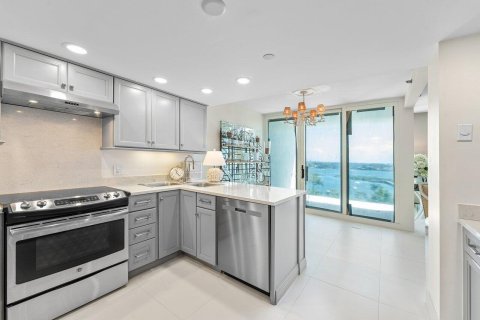 Condo in West Palm Beach, Florida, 2 bedrooms  № 2087684 - photo 7