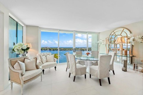 Condominio en West Palm Beach, Florida, 2 dormitorios  № 2087684