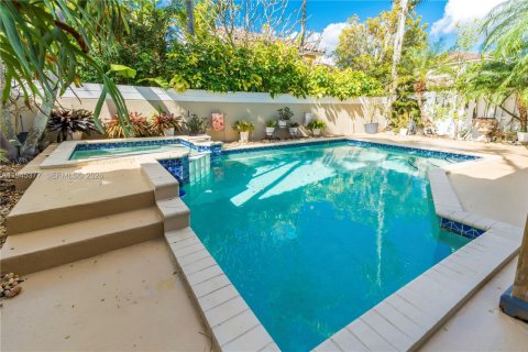 Casa en venta en Miami, Florida, 4 dormitorios, 219.62 m2 № 2011973 - foto 4