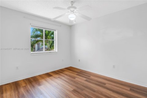 Casa en venta en Miami, Florida, 4 dormitorios, 219.62 m2 № 2011973 - foto 18