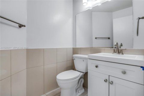 Casa en venta en Miami, Florida, 4 dormitorios, 219.62 m2 № 2011973 - foto 26