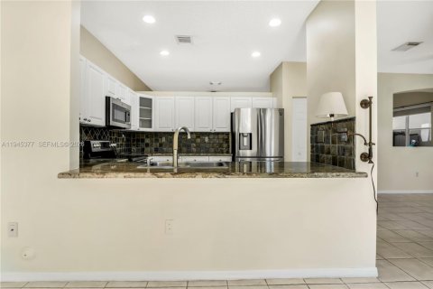 Casa en venta en Miami, Florida, 4 dormitorios, 219.62 m2 № 2011973 - foto 8