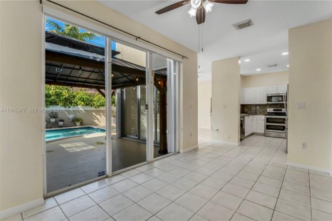 Casa en venta en Miami, Florida, 4 dormitorios, 219.62 m2 № 2011973 - foto 11