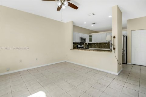 Casa en venta en Miami, Florida, 4 dormitorios, 219.62 m2 № 2011973 - foto 10