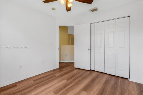 Casa en venta en Miami, Florida, 4 dormitorios, 219.62 m2 № 2011973 - foto 24