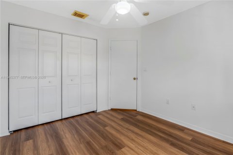 Casa en venta en Miami, Florida, 4 dormitorios, 219.62 m2 № 2011973 - foto 25