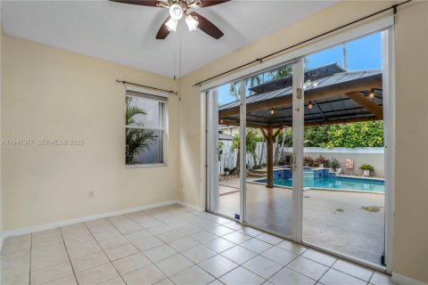 Casa en venta en Miami, Florida, 4 dormitorios, 219.62 m2 № 2011973 - foto 22
