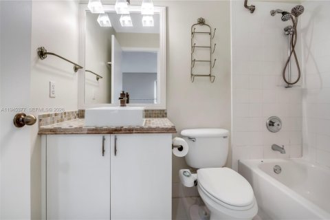 Casa en venta en Miami, Florida, 4 dormitorios, 219.62 m2 № 2011973 - foto 29