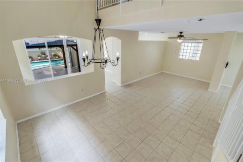 Casa en venta en Miami, Florida, 4 dormitorios, 219.62 m2 № 2011973 - foto 12