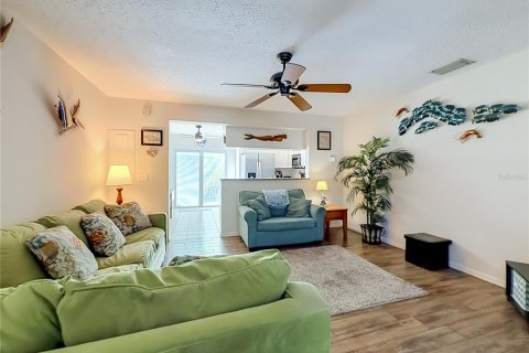 Condo in Crystal River, Florida, 2 bedrooms № 2209351 - photo 9