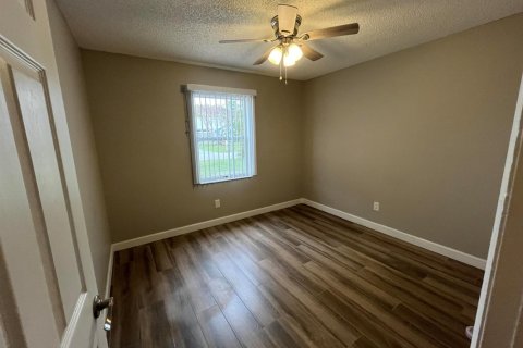 House in Port St. Lucie, Florida 3 bedrooms, 106.65 sq.m. № 2088053 - photo 9