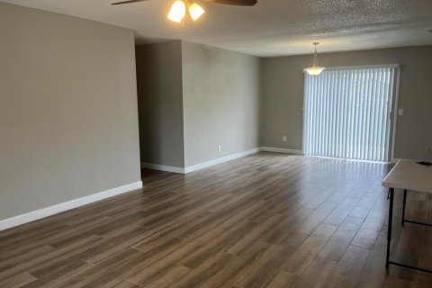 House in Port St. Lucie, Florida 3 bedrooms, 106.65 sq.m. № 2088053 - photo 3