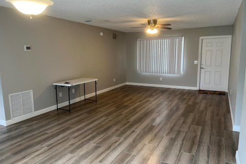House in Port St. Lucie, Florida 3 bedrooms, 106.65 sq.m. № 2088053 - photo 4