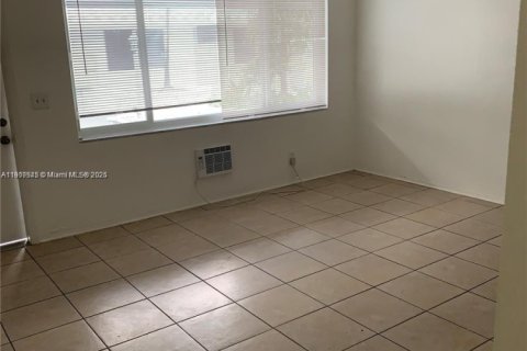 Снять в аренду квартиру в Холливуд, Флорида 37.16м2, № 1965195 - фото 4