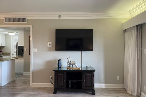 Condo in Palm Harbor, Florida, 1 bedroom № 2202535 - photo 6