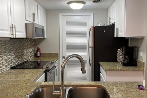 Condo in Palm Harbor, Florida, 1 bedroom № 2202535 - photo 9