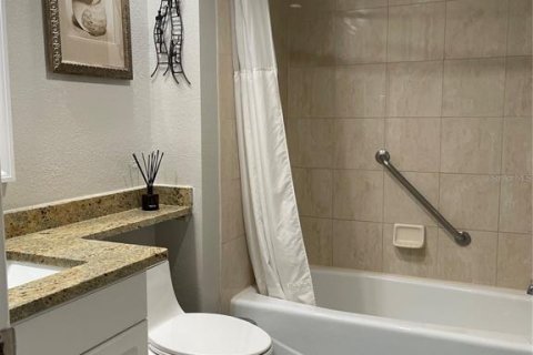 Condo in Palm Harbor, Florida, 1 bedroom № 2202535 - photo 11