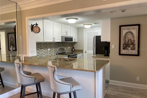 Condo in Palm Harbor, Florida, 1 bedroom № 2202535 - photo 7