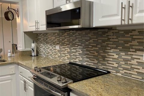 Condo in Palm Harbor, Florida, 1 bedroom № 2202535 - photo 10