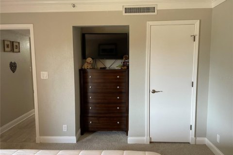 Condo in Palm Harbor, Florida, 1 bedroom № 2202535 - photo 16
