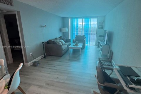 Copropriété à louer à North Miami, Floride: 1 chambre, 62.52 m2 № 2023629 - photo 3
