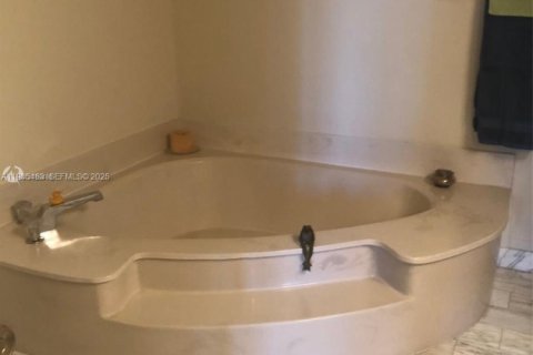 Condominio en venta en Miami, Florida, 2 dormitorios, 141.21 m2 № 1993683 - foto 13