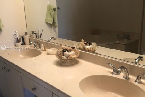 Condominio en venta en Miami, Florida, 2 dormitorios, 141.21 m2 № 1993683 - foto 15