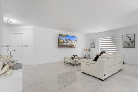 House in Miami Lakes, Florida 5 bedrooms № 1850769 - photo 17