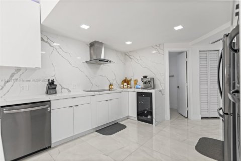 House in Miami Lakes, Florida 5 bedrooms № 1850769 - photo 23