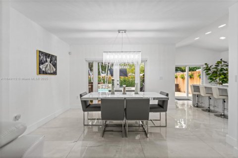 House in Miami Lakes, Florida 5 bedrooms № 1850769 - photo 19