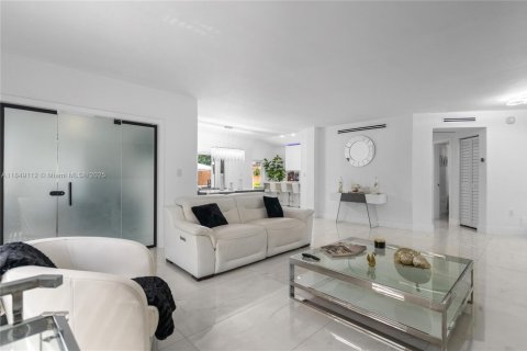 House in Miami Lakes, Florida 5 bedrooms № 1850769 - photo 13