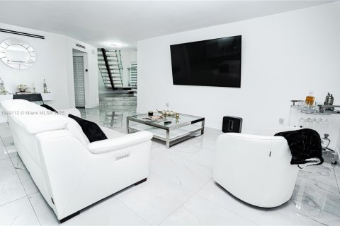 House in Miami Lakes, Florida 5 bedrooms № 1850769 - photo 16