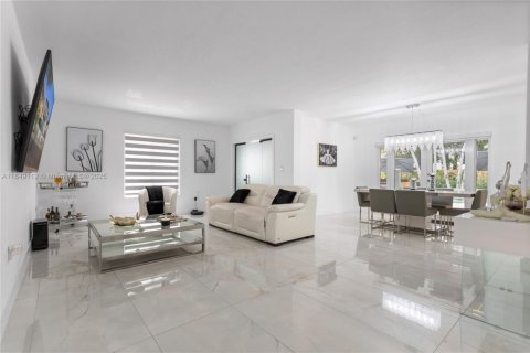 House in Miami Lakes, Florida 5 bedrooms № 1850769 - photo 12