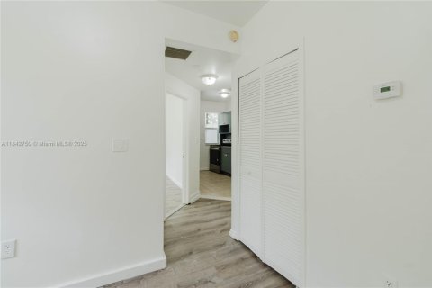 Condo in Miami, Florida, 2 bedrooms  № 1836182 - photo 19