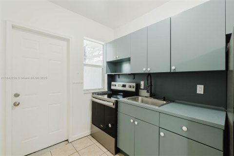 Condo in Miami, Florida, 2 bedrooms  № 1836182 - photo 8