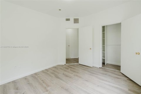 Condo in Miami, Florida, 2 bedrooms  № 1836182 - photo 12