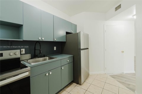 Condo in Miami, Florida, 2 bedrooms  № 1836182 - photo 3