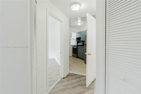 Condominio en alquiler en Miami, Florida, 2 dormitorios, 64.38 m2 № 1836182 - foto 18