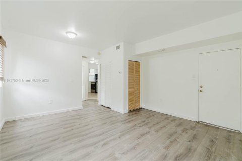 Condo in Miami, Florida, 2 bedrooms  № 1836182 - photo 16