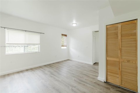 Condo in Miami, Florida, 2 bedrooms  № 1836182 - photo 5