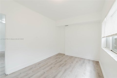 Condo in Miami, Florida, 2 bedrooms  № 1836182 - photo 11