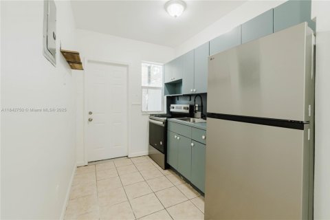 Condo in Miami, Florida, 2 bedrooms  № 1836182 - photo 7