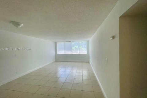 Condo in Miami, Florida, 3 bedrooms № 2076466 - photo 2