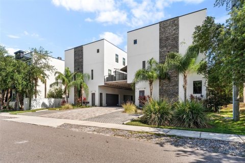 Adosado en venta en Tampa, Florida, 3 dormitorios, 209.31 m2 № 2223330 - foto 2